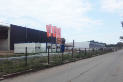 widok na plac budowy od drogi dojazdowej-hala magazynowa z częścią socjalno-biurową, AMP Polska, Częstochowa