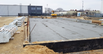 przygotowany chudy beton pod warstwy posadzkowe - stalowa hala produkcyjna, firma Addit, branża metalowa, realizacja CoBouw Polska